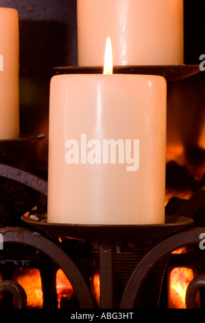 Images de bougies dans les églises où une prière est faite et une bougie allumée pour penser à des êtres chers et d'autres à Noël Banque D'Images