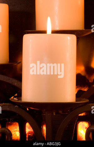 Images de bougies dans les églises où une prière est faite et une bougie allumée pour penser à des êtres chers et d'autres à Noël Banque D'Images