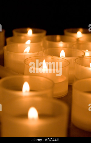 Images de bougies dans les églises où une prière est faite et une bougie allumée pour penser à des êtres chers et d'autres à Noël Banque D'Images