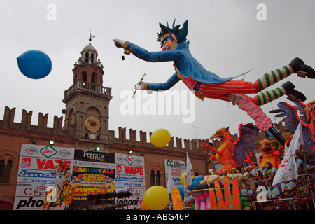 Au Carnaval de Cento, charrettes, jumelée à la brasilian carnaval, Cento, Italie Banque D'Images