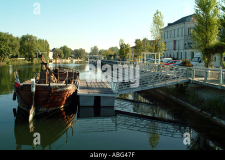 Hennessy Cognac France caves de l'AC sur le quai Richard Hennessy Barge sur Charente Banque D'Images