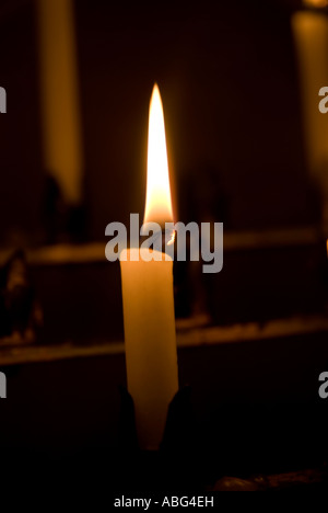 Images de bougies dans les églises où une prière est faite et une bougie allumée pour penser à des êtres chers et d'autres à Noël Banque D'Images