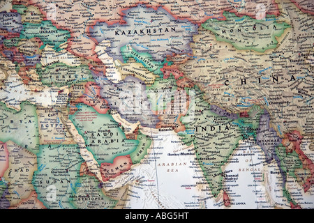 Vue couvrant de nombreux pays, dont la Chine, le Moyen-Orient et l'Afrique sur une fine, détaillée et colorée carte du monde. Banque D'Images