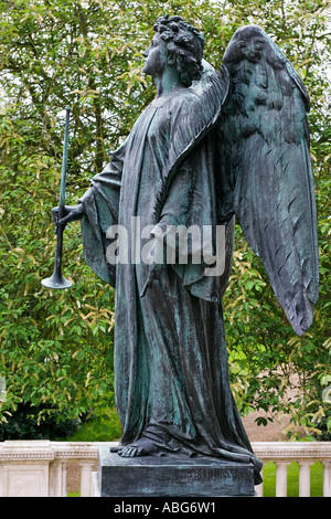 Ange en bronze tenant la trompette à l'entrée du mausolée royal à Frogmore, Windsor, Angleterre Banque D'Images