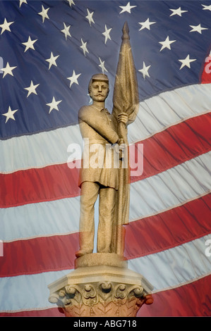 Civil war soldier statue trône en face de United States Flag Banque D'Images