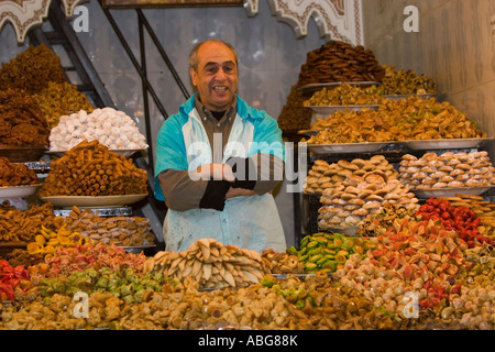 Des gâteaux et sucreries stall Souk Médina de Marrakech Maroc Banque D'Images