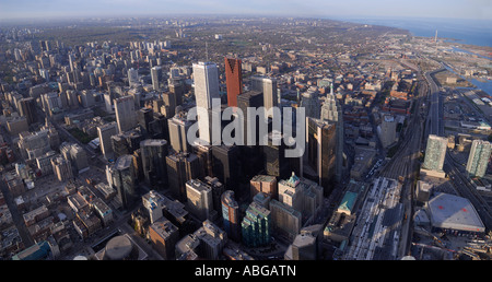 Vue panoramique vue aérienne du centre-ville de Tours et du quartier financier de Toronto est de la tour du CN à l'horizon au coucher du soleil Banque D'Images