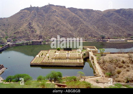 Vue de l'Amber Palace des jardins au lac ci-dessous près de Jaipur Rajasthan Inde Banque D'Images