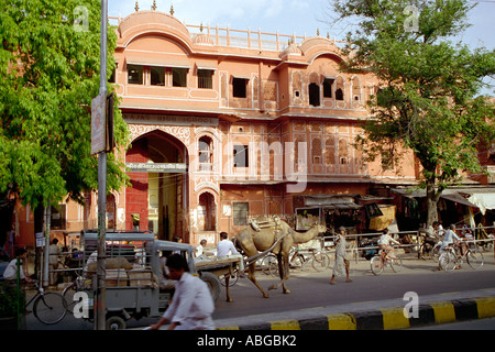 Scène de rue typique à Jaipur, la ville rose, capitale de l'état du Rajasthan Inde Asie du Sud Banque D'Images