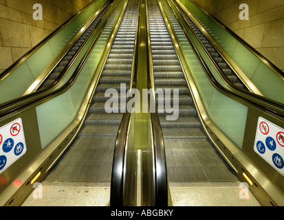 Dans l'escalator de la gare de Francfort, Hesse, Allemagne Banque D'Images