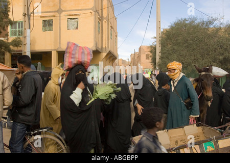 Les femmes en robes noires et le voile à la rue du marché dans la région de Jorf Tafilalt Maroc Banque D'Images