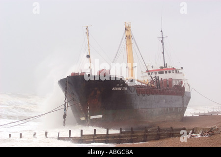 Une mer toujours marteler le navire a sombré à l'Manaav Star sur la plage à Camber près de Rye dans l'East Sussex après une grosse tempête dans Banque D'Images