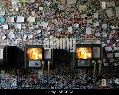 Notes et Graffiti sur mur près Juliets balcon à Vérone Italie avec des machines qui racontent la tragédie du couple pour un euro. Banque D'Images