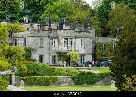 Les visiteurs à l'extérieur de l'hôtel de Tissington à Derbyshire Peak District National Park, domicile de la famille FitzHerbert Banque D'Images