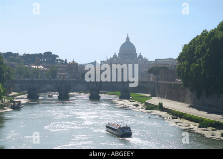 Croisière en bateau sur le Tibre avec St Peters Basilique Papale Rome Italie Banque D'Images