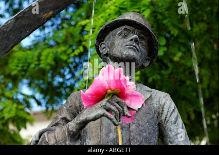 Monument Karl Valentin (fontaine) avec fleur au Viktualienmarkt, Munich, Bavière, Allemagne Banque D'Images