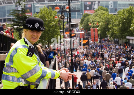 La police britannique est de veiller sur le football supporters ils vont à la finale de la FA Cup à Wembley stadium Banque D'Images