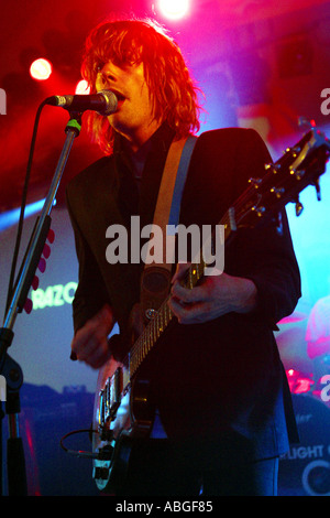 Johnny Borrell de Razorlight vivre au Surfers Against Sewage Ball Sep 2004 Banque D'Images