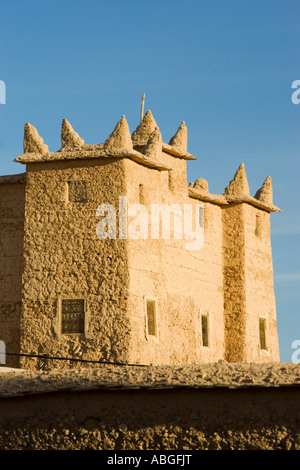 Pointus de style berbère bâtiment en brique de boue tourelle Maroc Nekob Banque D'Images