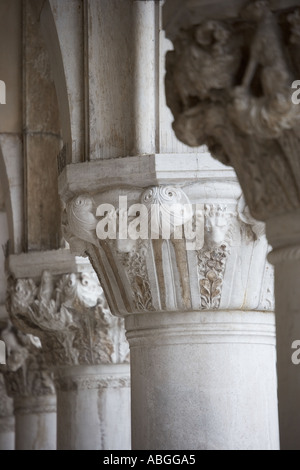 Détail de la colonne du Palais des Doges Venise Italie Banque D'Images