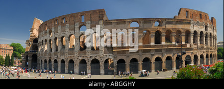 Panorama complet de l'amphithéâtre Flavien ou Colisée à Rome Italie Banque D'Images