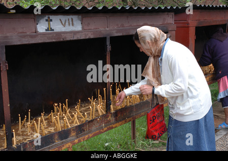 Allumer une chandelle au Monastère de Curtea de Arges, Roumanie Banque D'Images