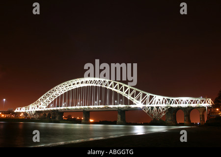 Runcorn Bridge (Pont Suspendu) Jubilé d'argent de nuit [A533 Queensway, Runcorn/Widnes, Cheshire, Angleterre, Royaume-Uni, Europe]. . Banque D'Images