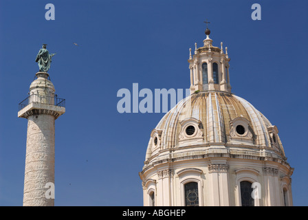 Basilique Ulpia et Colonne de Trajan à Rome Italie Forum Romain on blue sky Banque D'Images