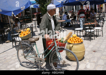 Homme portant son shopping sur son vélo à Houmt Souk Djerba Banque D'Images