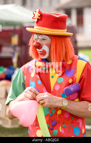 Un clown faisant un animal de ballons pour les enfants Annan Équitation des Marches Dumfriesshire Ecosse UK Banque D'Images