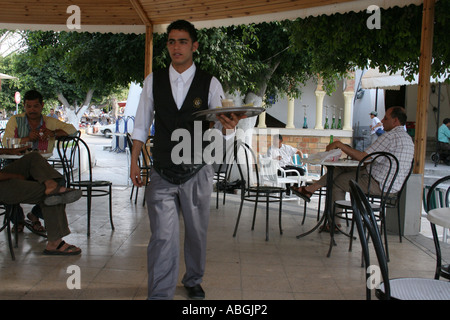 Waiter carrying une tasse de café dans un bar, Djerba Tunisie Banque D'Images