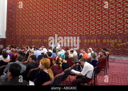 Les participants à l'ouverture de la Conférence internationale, tapis, Ashgebat au Turkménistan Banque D'Images