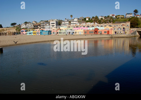 Chalets colorés le long bay à Capitola, en Californie. Capilota est à côté de Santa Cruz. Banque D'Images