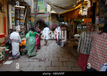 Tôt le matin, scène de rue à Varanasi, Inde Banque D'Images