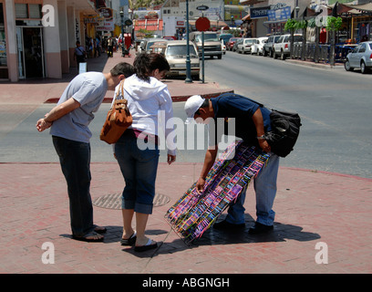 Vendeur de rue et touristique au centre-ville d'Ensenada, Baja Mexique Banque D'Images