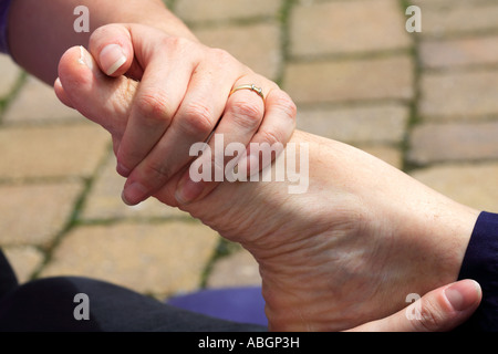 S'étirer pour le dessus du pied dans le cadre d'un massage corporel thaïlandais Banque D'Images