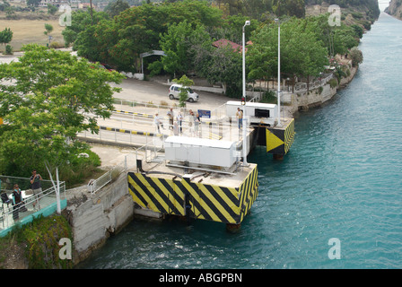 Pont routier submersible de la voie navigable du canal de Corinthe conçu pour être abaissé dans le canal afin de permettre aux navires de navigation de passer au-dessus des spectateurs observant le bateau de croisière Grèce Banque D'Images