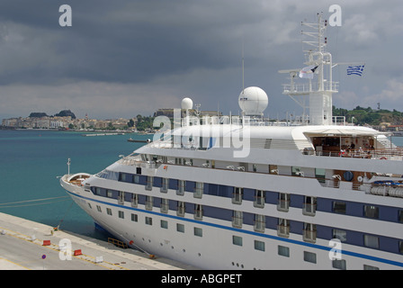 L'île grecque de Corfou Corfou Ville nouveau port de navires de croisière Seabourn Spirit à l'amarrage et d'une vue sur la Vieille Ville Fort en Grèce Mer Ionienne Banque D'Images