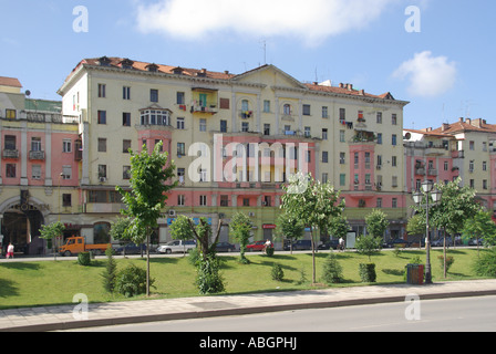 Scène de rue dans le centre de Tirana Albanie maisons dans appartement coloré, bloc et large bord d'arbres au bord des routes Banque D'Images