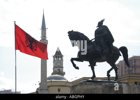 Close up silhouette de Monument Skanderbeg statue équestre en bronze du célèbre héros albanais dans la place Skanderbeg, Tirana Albanie drapeau rouge Banque D'Images