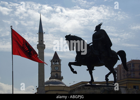 Close up silhouette de Monument Skanderbeg statue équestre en bronze du célèbre héros albanais dans la place Skanderbeg, Tirana Albanie drapeau rouge Banque D'Images