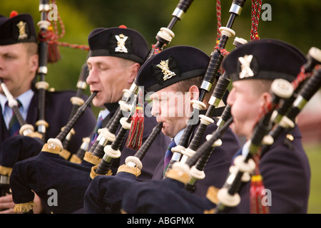 La musique traditionnelle écossaise cornemuse pipers jouant dans un pipe band compétition à Annan Équitation des Marches Scotland UK Banque D'Images