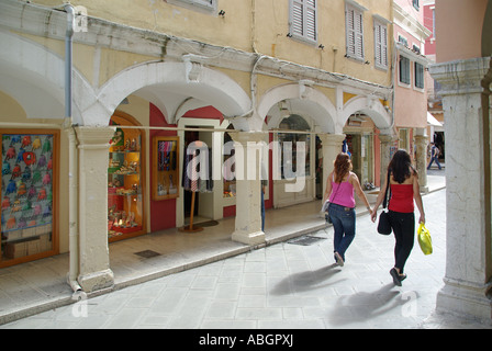 La ville de Corfou, sur l'île grecque de Corfou arcade shopping & clients dans la libre circulation principalement & piétonniser une partie de la vieille ville Banque D'Images