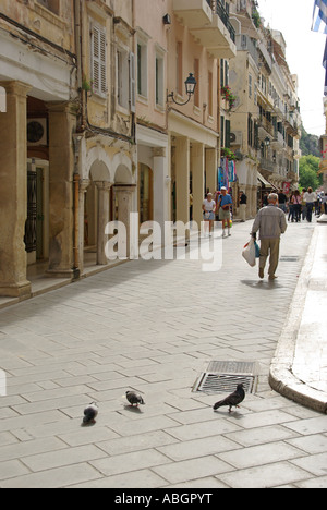 La ville de Corfou, sur l'île grecque de Corfou arcade shopping & clients dans la libre circulation principalement & piétonniser une partie de la vieille ville Banque D'Images