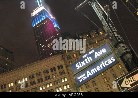 Empire state building New York avec plaque de rue de la sixième avenue en premier plan Banque D'Images