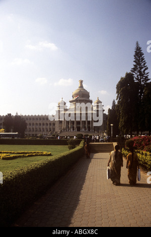 La marche vers l'édifice du parlement de l'État du Karnataka Bangalore Inde Banque D'Images
