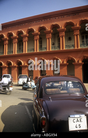 Brown Hindustan Motors Ambassador voiture à l'extérieur de bâtiment public à Bangalore Karnataka Inde Banque D'Images