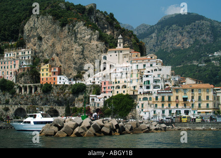 Voir la côte de la partie de la mer ville d'Amalfi bord de mer amarrée bateau garé tour autocars bâtiments sur la pente rocheuse de montagne bleu paysage ciel Campanie Italie UE Banque D'Images