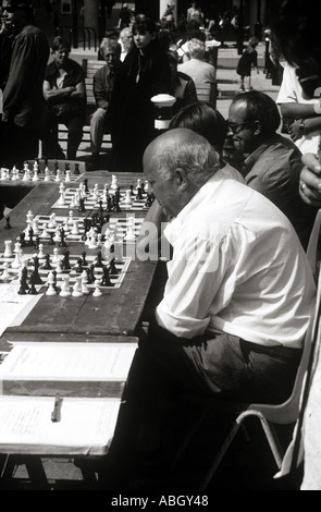 Tournoi d'échecs en plein air à Priory Meadow Shopping Centre Hastings East Sussex, UK Banque D'Images