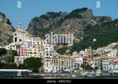 Amalfi ville front de mer historique médiévale cathédrale catholique romaine et clocher enfermé dans par les bâtiments de rivage petits bateaux jetée Salerno Campania eu Banque D'Images